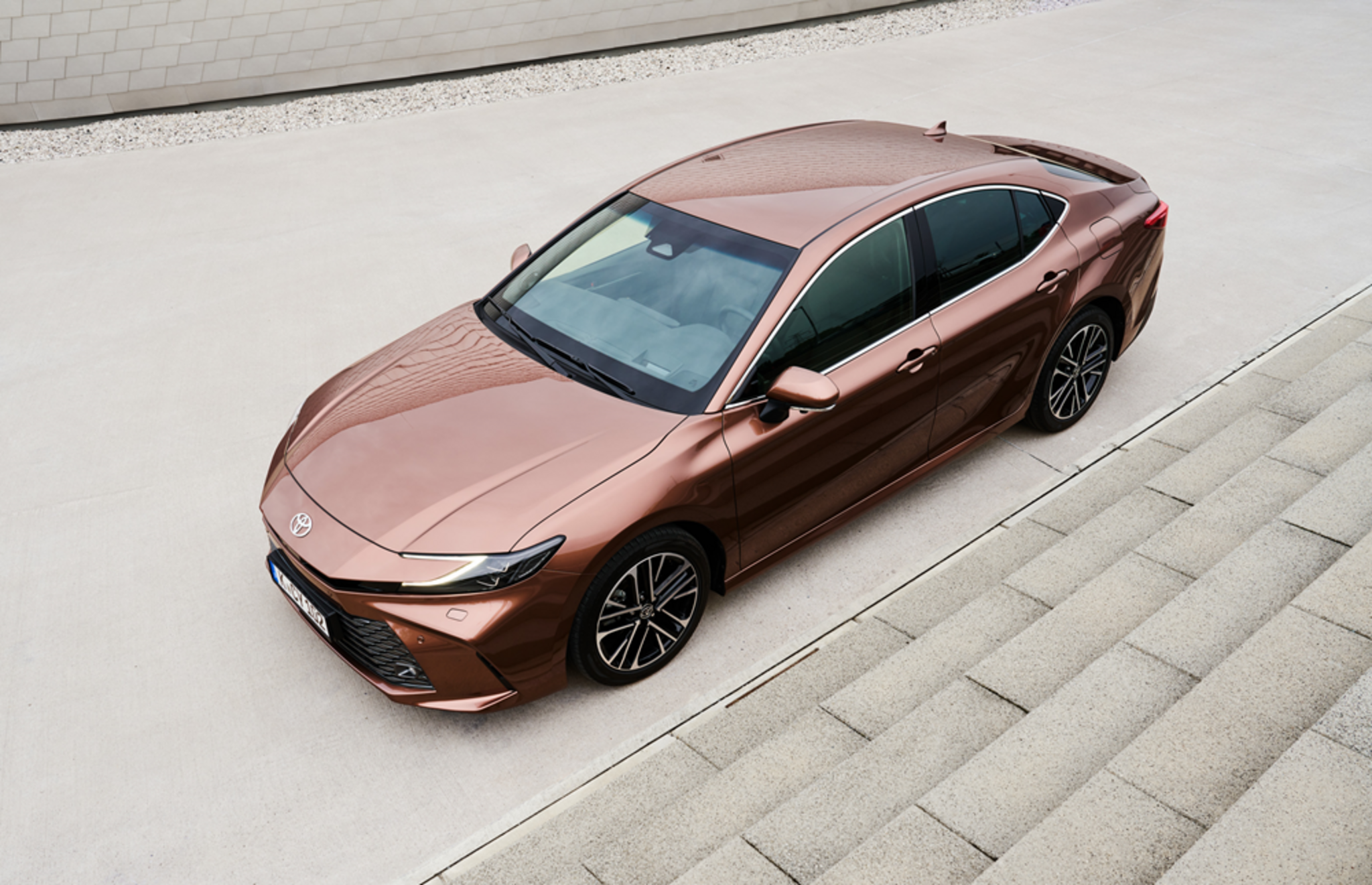 Toyota uuenenud lipulaev: Camry Hybrid 230 on Amservis kohal