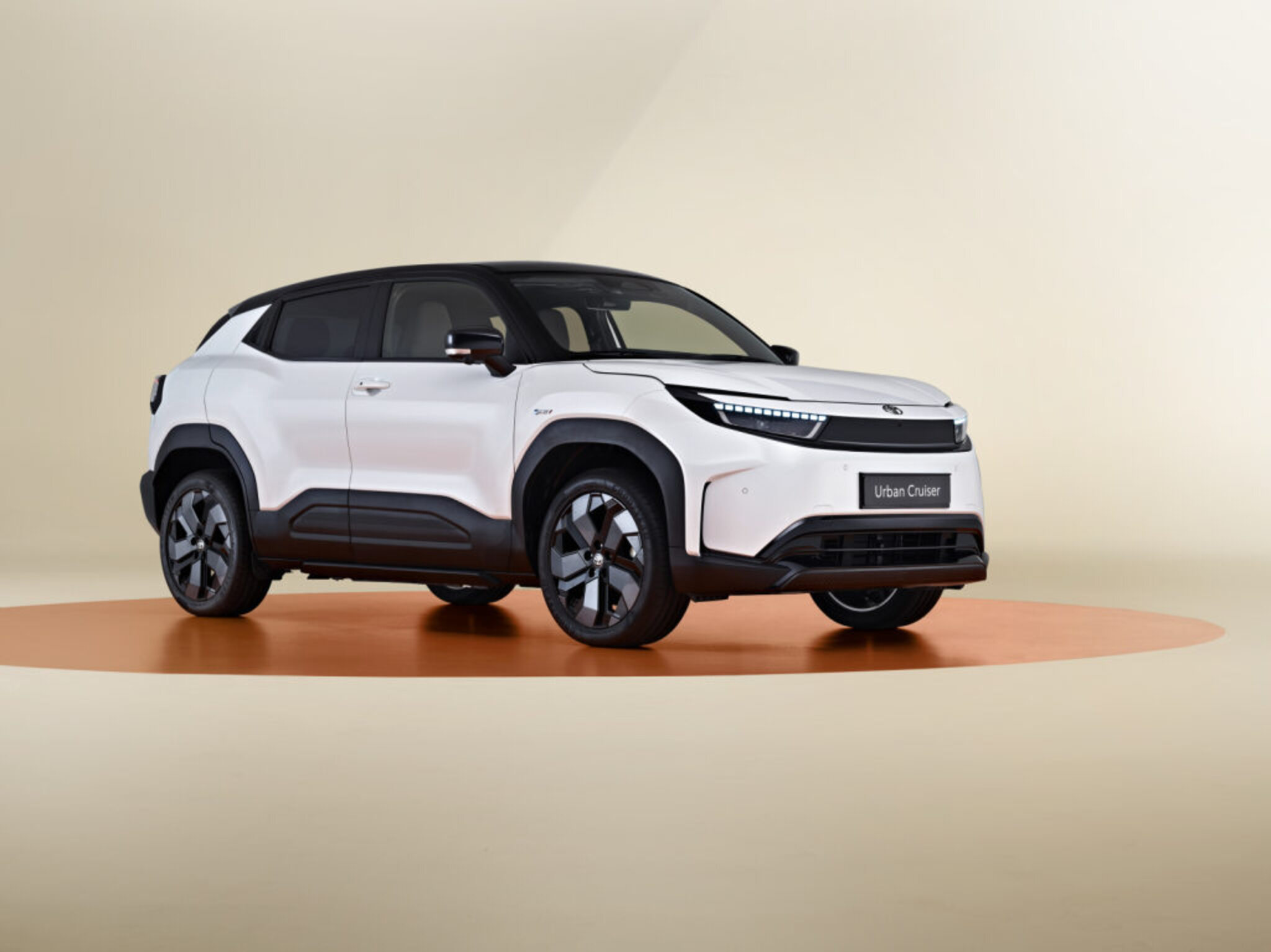 Toyota esitleb uhiuut elektriautot Toyota Urban Cruiser